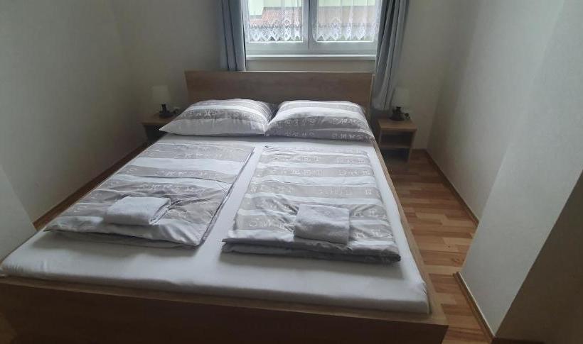 پانسیون Pod Vinicí