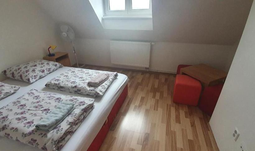 پانسیون Pod Vinicí