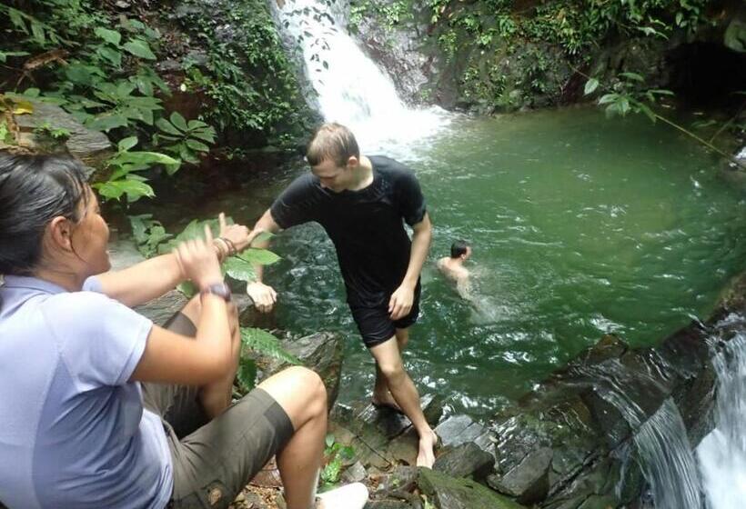 پانسیون Fun Family Guest House N Jungle Tour