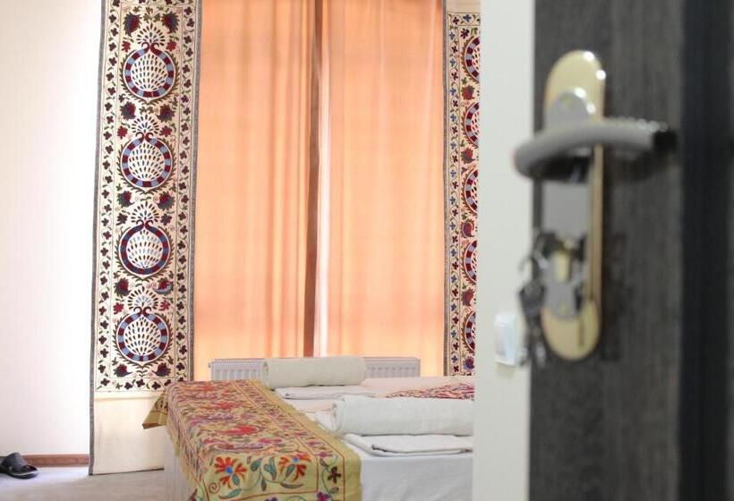 بنسيون Guest House Ruslan Nurata & Tours