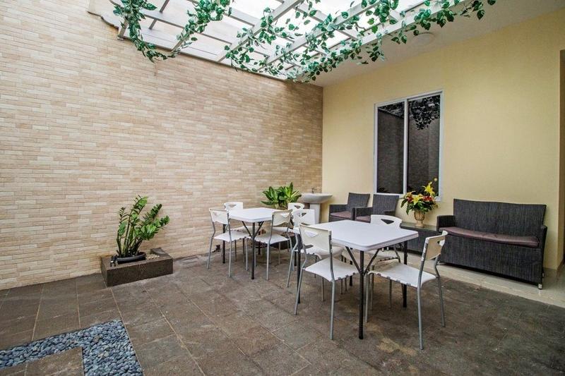 Пансион Reddoorz Plus @ Cideng Barat