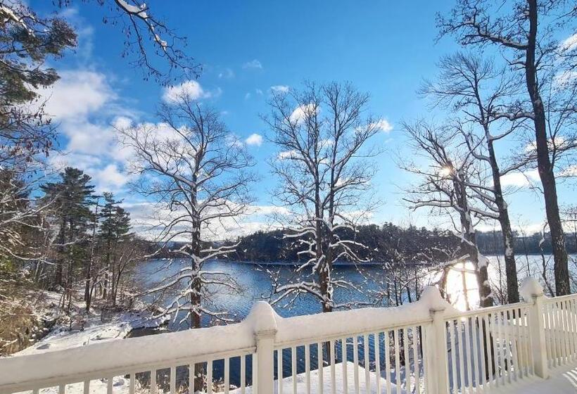 هاستل Lakehouse Inn
