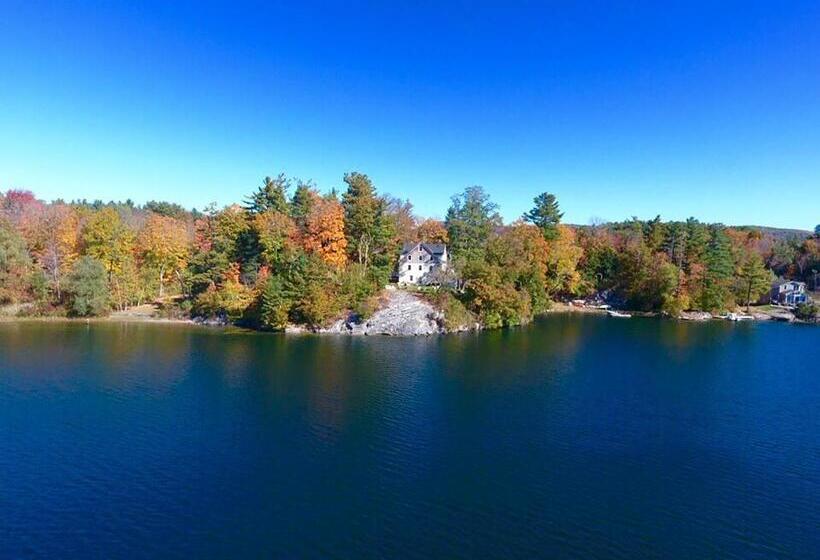 هاستل Lakehouse Inn