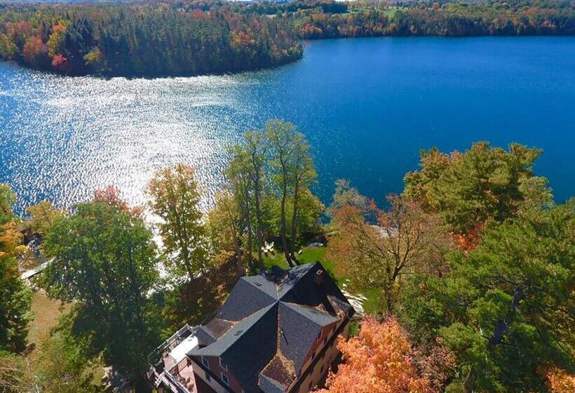 هاستل Lakehouse Inn