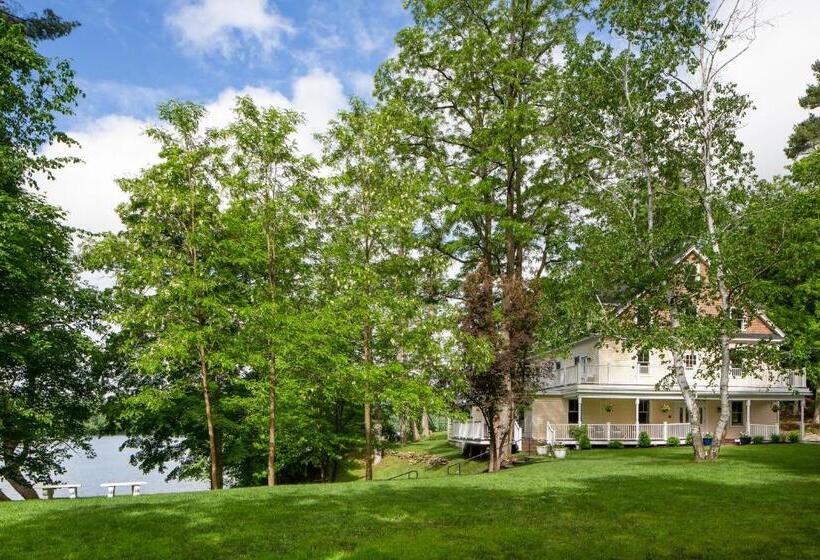 هاستل Lakehouse Inn