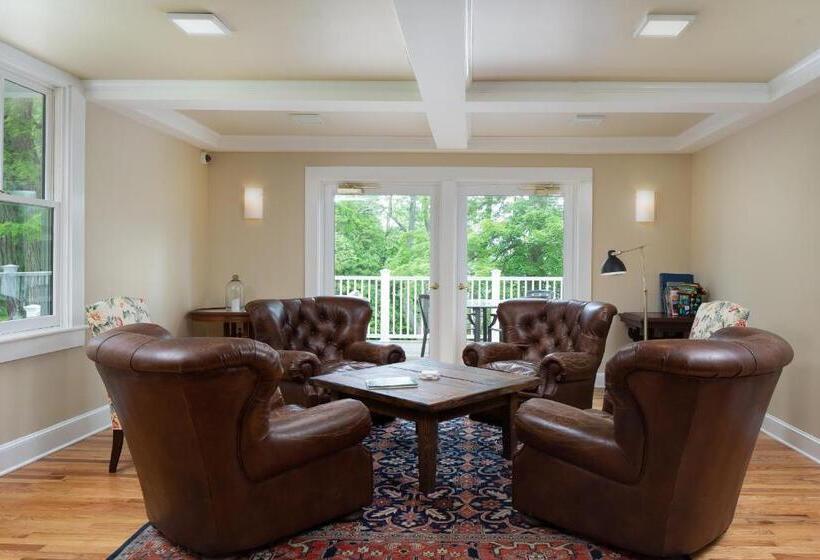 هاستل Lakehouse Inn