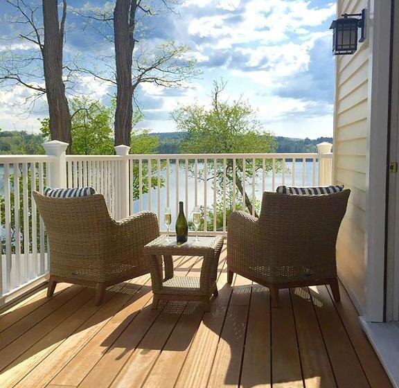 هاستل Lakehouse Inn