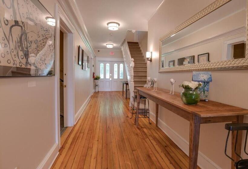 هاستل Lakehouse Inn