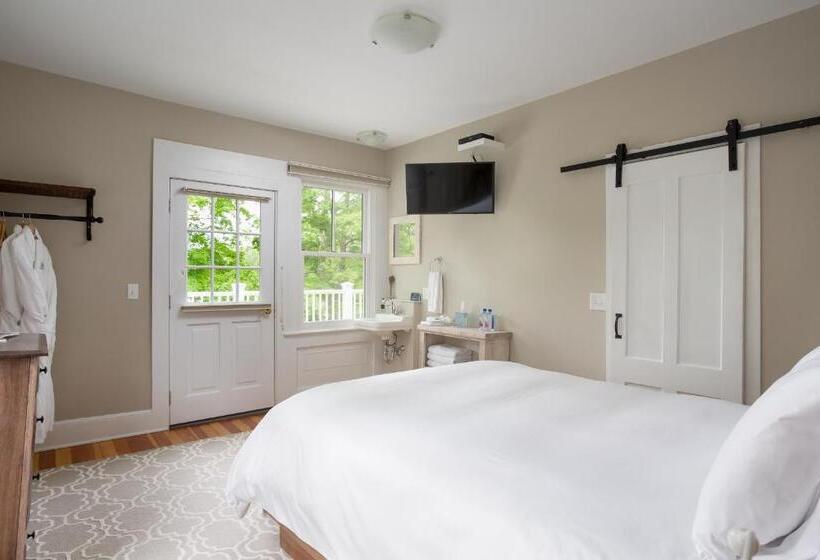هاستل Lakehouse Inn