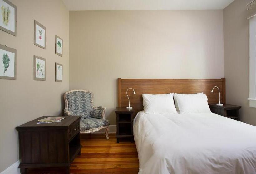 هاستل Lakehouse Inn