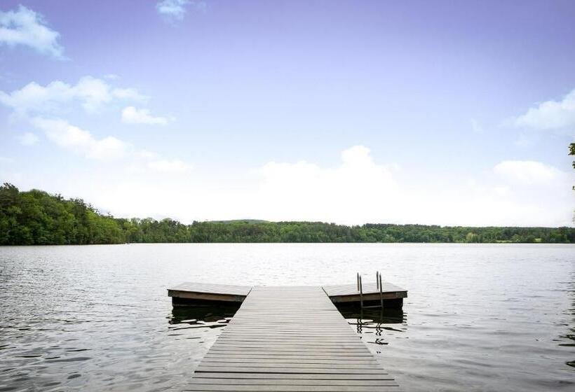 هاستل Lakehouse Inn