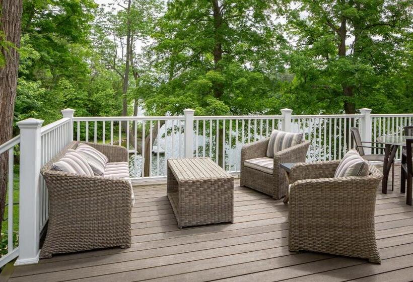 هاستل Lakehouse Inn