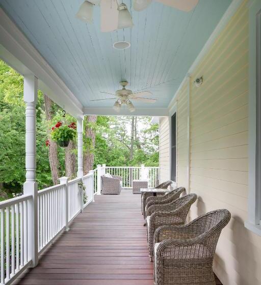 هاستل Lakehouse Inn