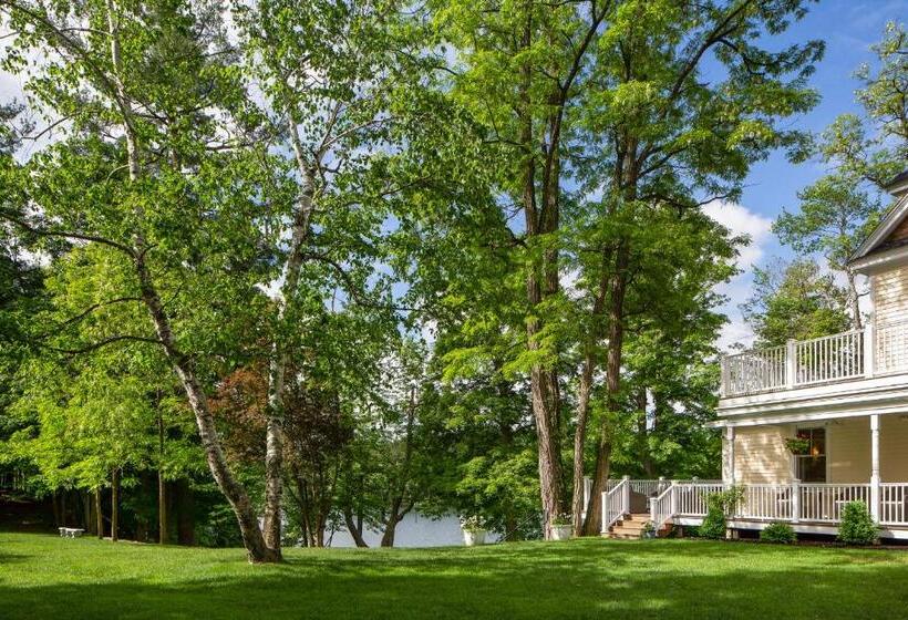 هاستل Lakehouse Inn