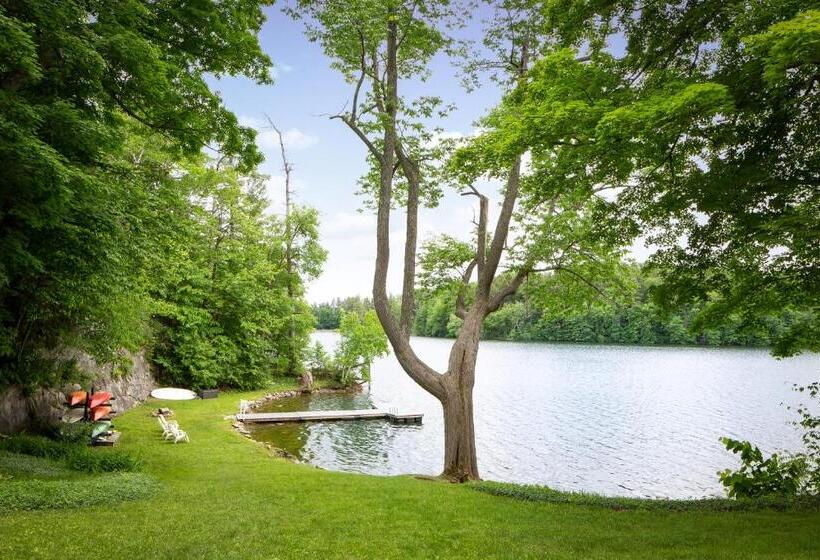 هاستل Lakehouse Inn