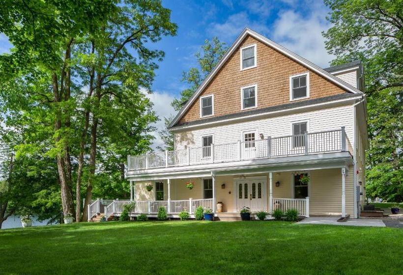 هاستل Lakehouse Inn