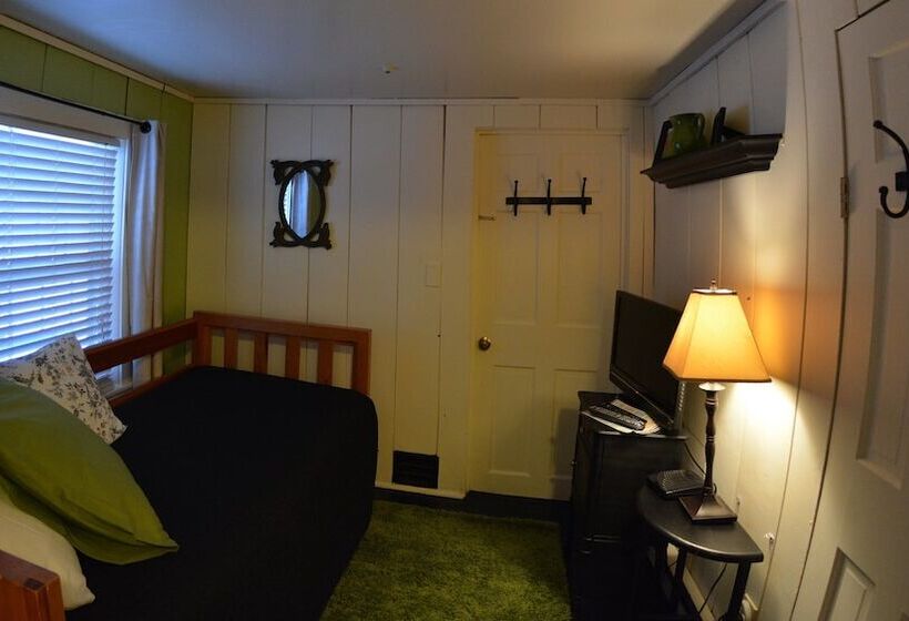 הוסטל Hyde Away Inn