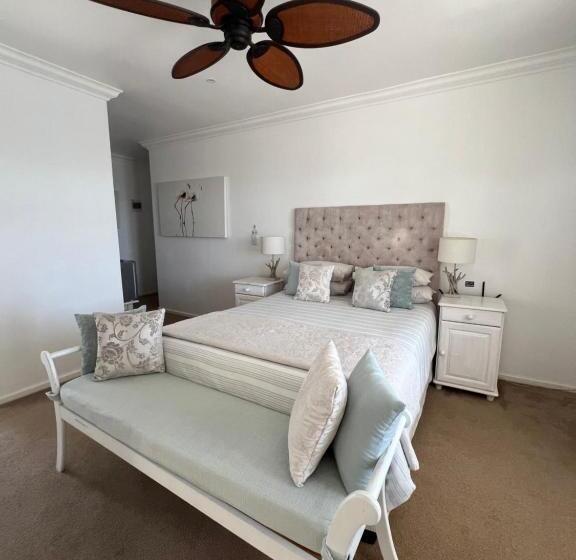 בית מלון כפרי Russells On The Port