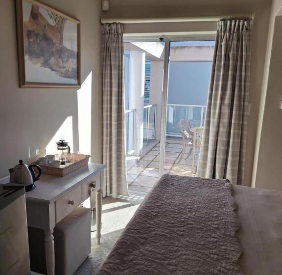 בית מלון כפרי Russells On The Port