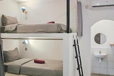 پانسیون Tipsea Turtle Rooftop Hostel Gili Trawangan