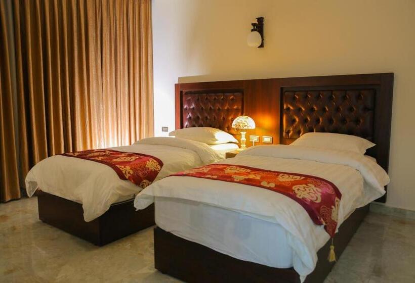Qaser Al Sultan Hotel Suites