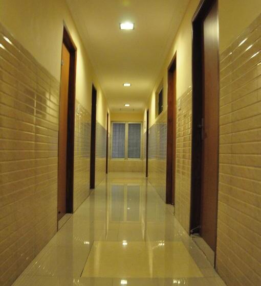 هاستل Sarovara Deluxe Rooms