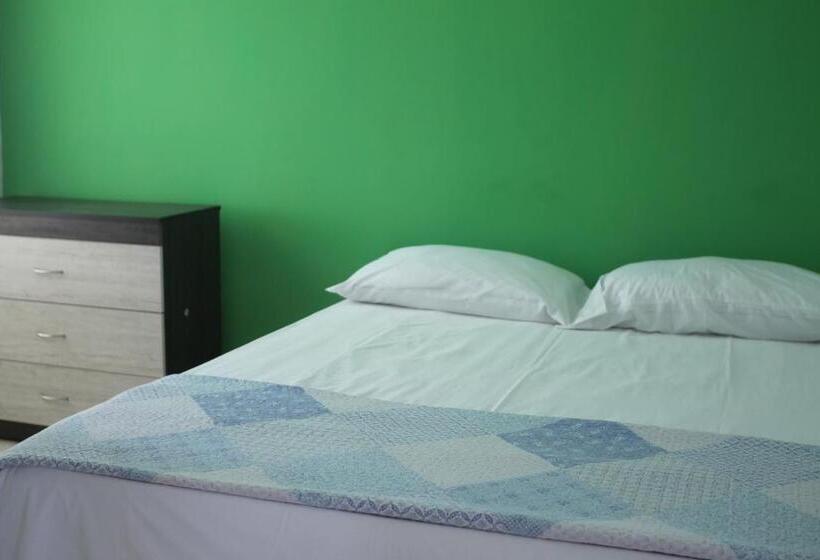 هاستل Roxi S Place