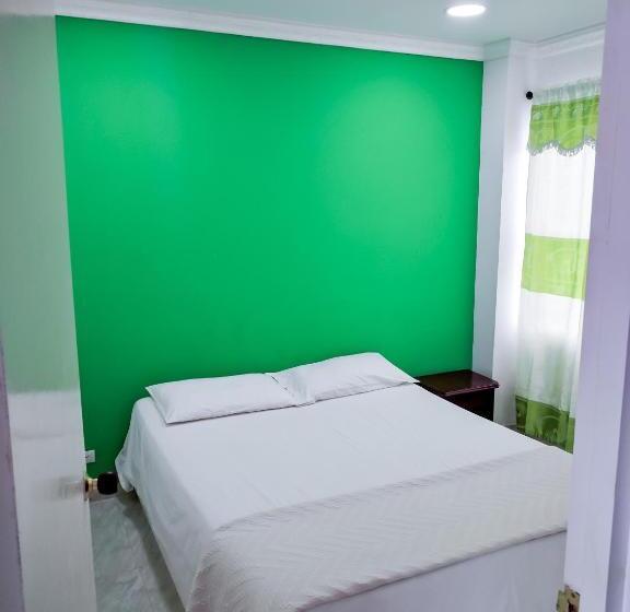 هاستل Roxi S Place