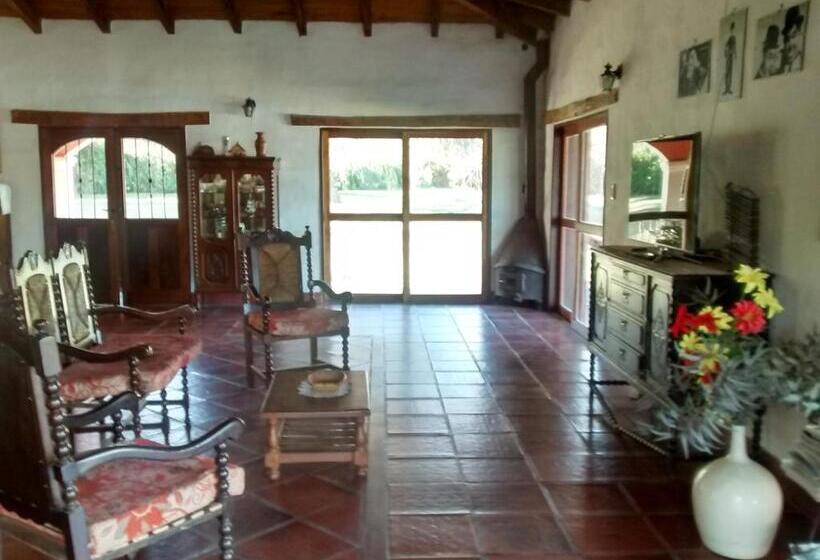 호스텔 Estancia Santa Leocadia