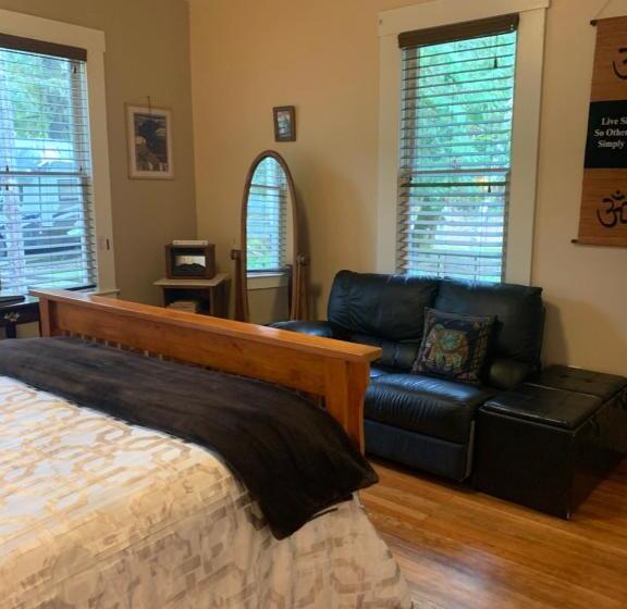 فندق صغير Mountain Meadows Inn & Chalet Suites