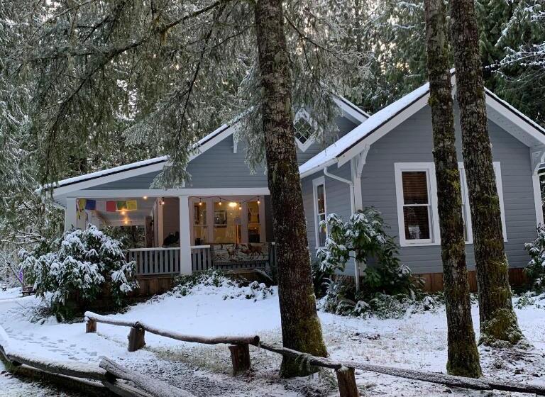 فندق صغير Mountain Meadows Inn & Chalet Suites