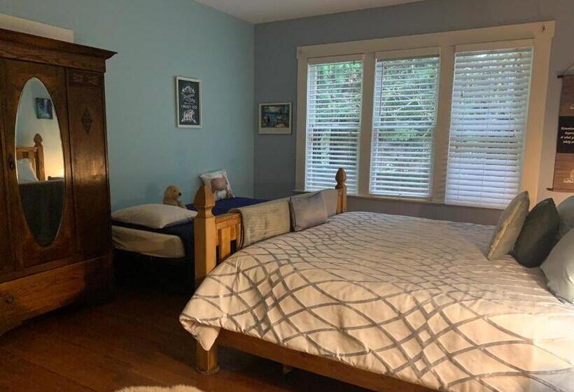 فندق صغير Mountain Meadows Inn & Chalet Suites