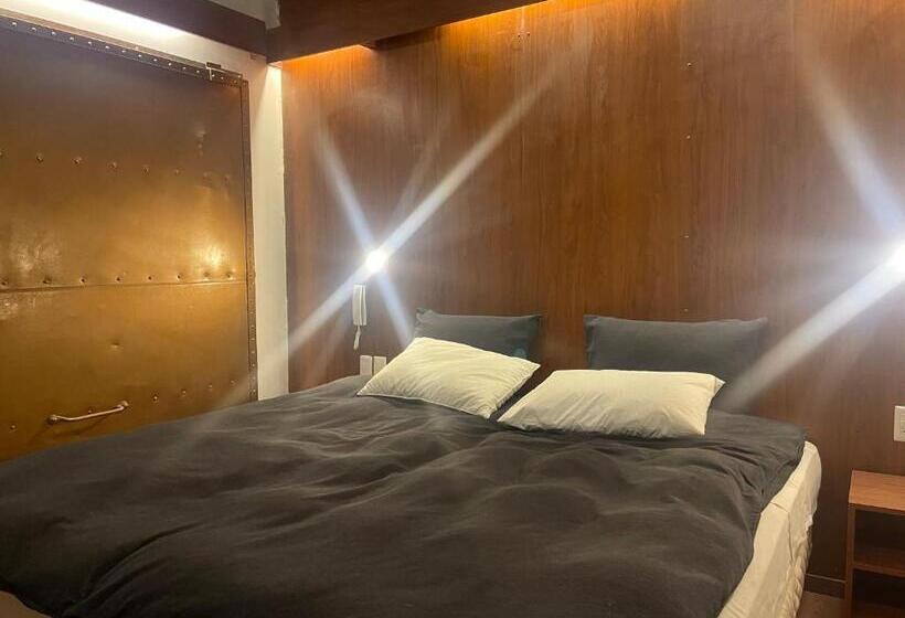 هتل کپسول Onkel Inn Wagon Sleepbox Uyuni