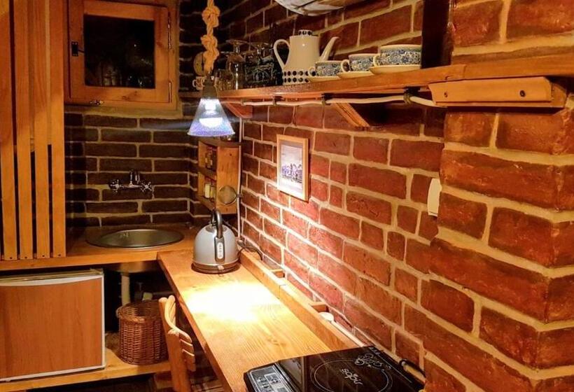 پانسیون Base For Adventurers   Urban Guerrilla