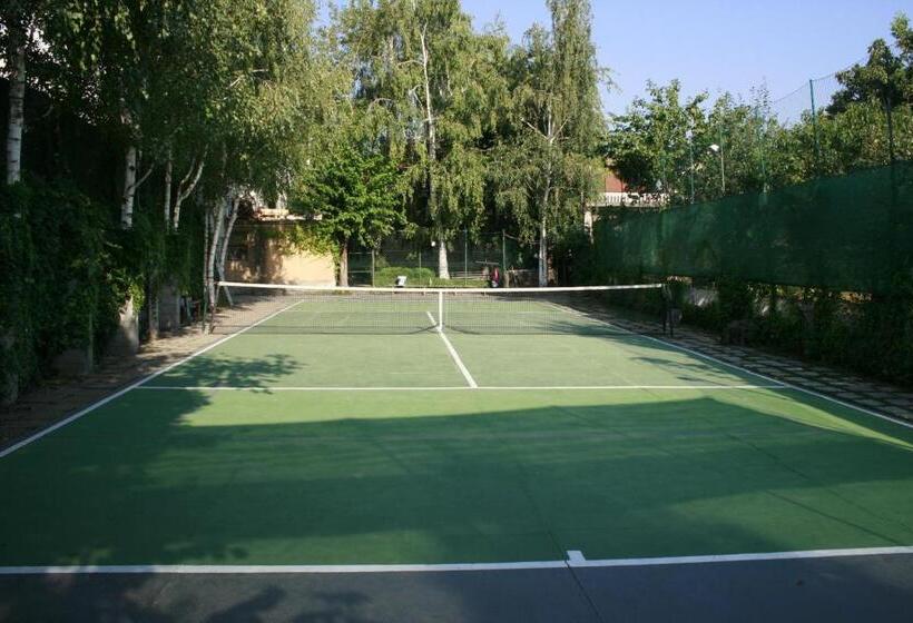 پانسیون Base For Adventurers   Urban Guerrilla