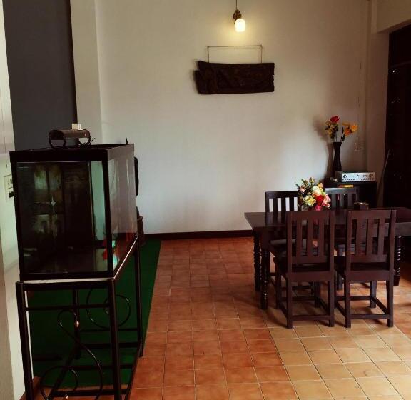 پانسیون J Safe Guesthouse