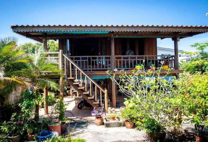 پانسیون Seesea Thai Wooden House On Beachfront