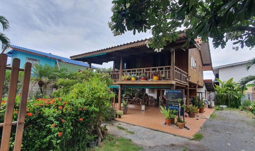 پانسیون Seesea Thai Wooden House On Beachfront