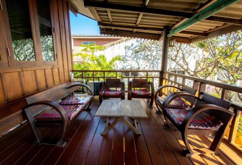 پانسیون Seesea Thai Wooden House On Beachfront