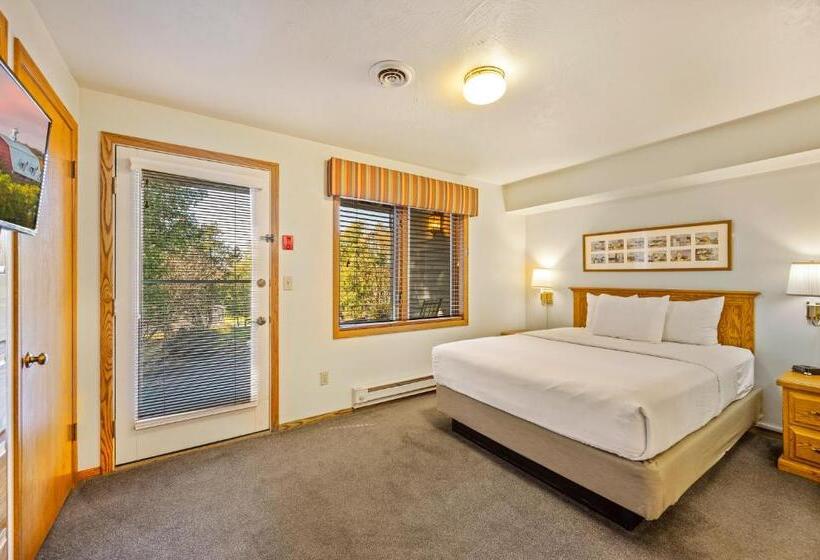 Evergreen Hill Condominiums