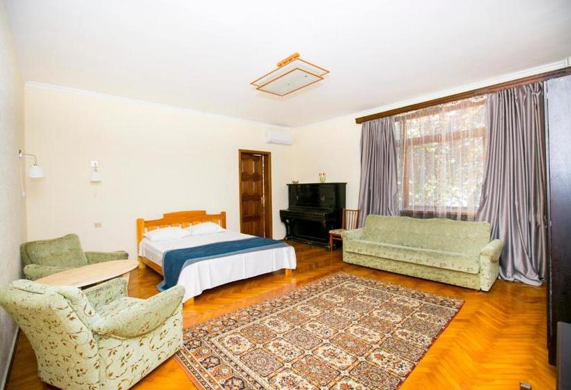 پانسیون Guest House Lavr