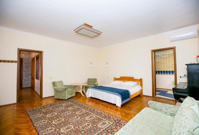 پانسیون Guest House Lavr