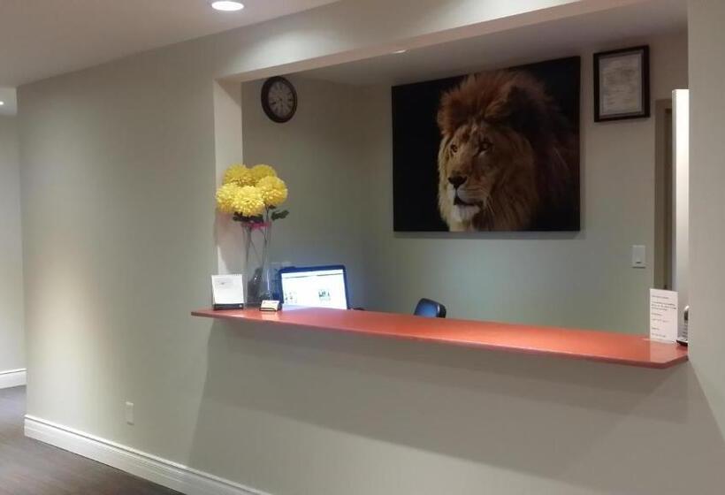 فندق صغير The Lion Inn & Suites