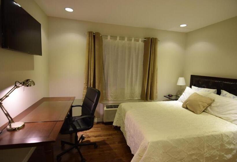 هاستل The Lion Inn & Suites