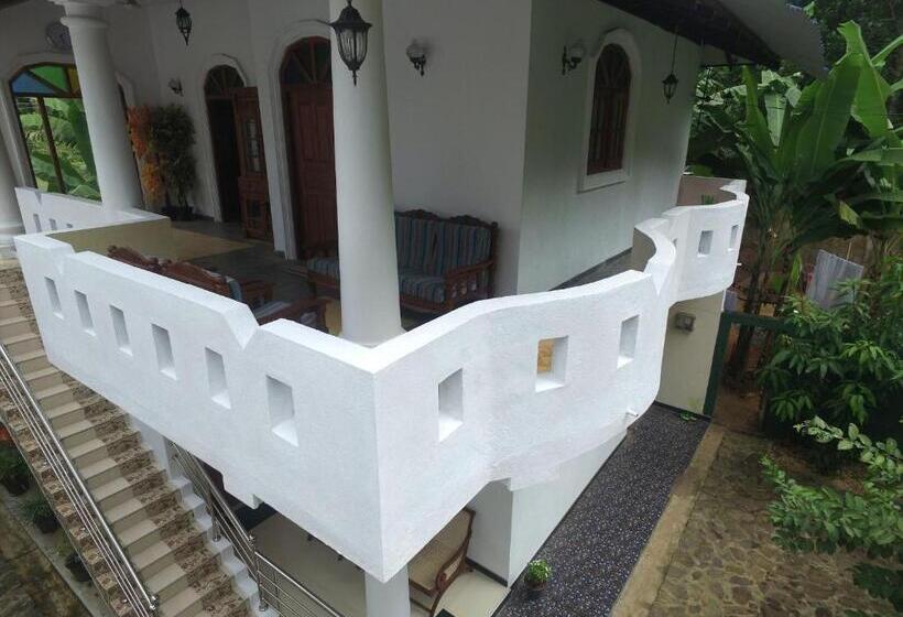 پانسیون Tiny Royal Palace