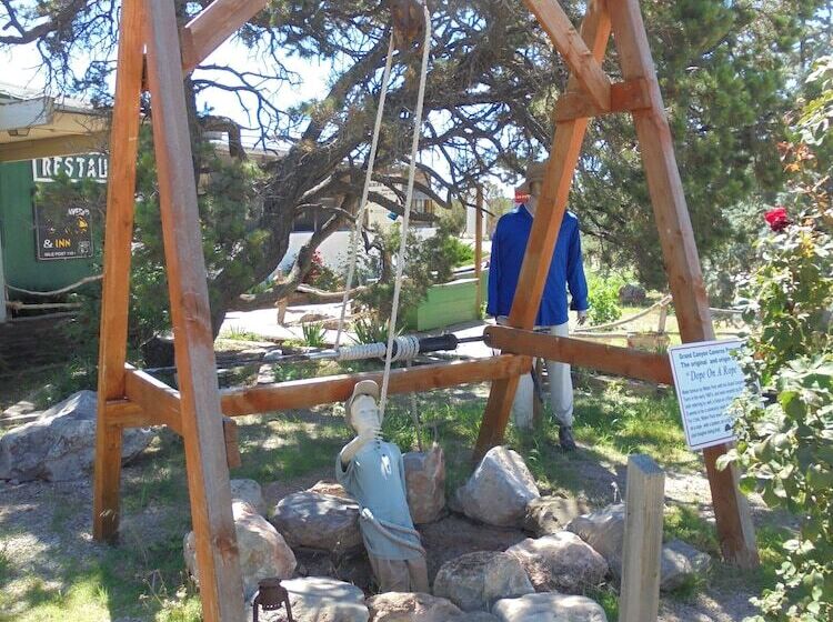 הוסטל Grand Canyon Caverns Inn