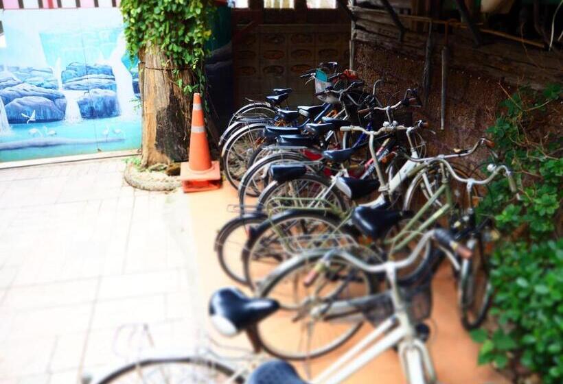 پانسیون Three J Guesthouse