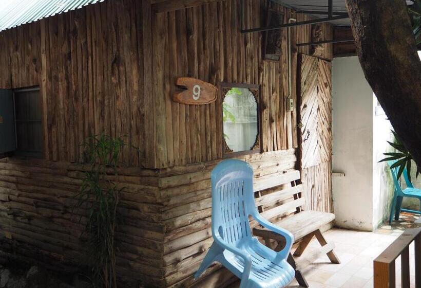 پانسیون Three J Guesthouse