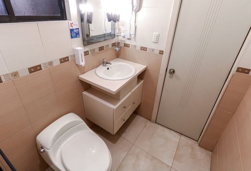 بنسيون Hostal Kolibri B&b