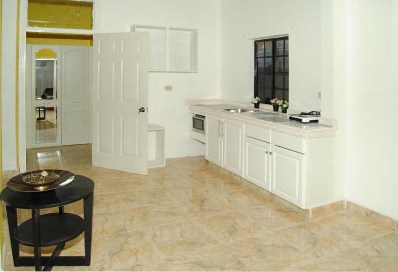 پانسیون Little Savoy Guest House